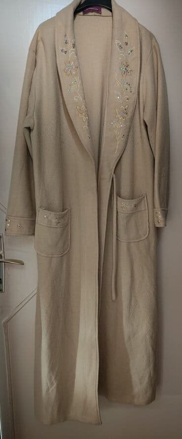 Kucna haljina vezuje se pojasom u struku. Širok rever ukrašen cvetnim na lalafo.rs Kucna haljina vezuje se pojasom u struku. Širok rever ukrašen cvetnim