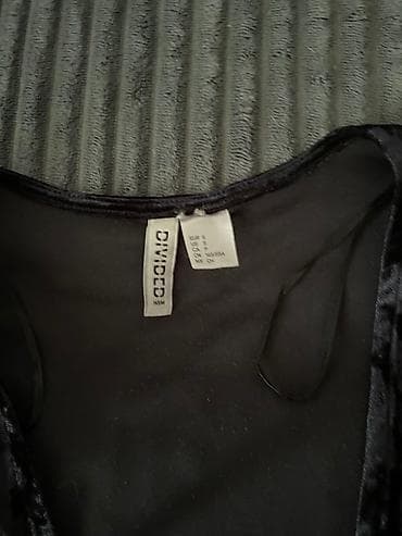 kom sa etiketom: H&M Divided haljina/kimono od somota - Brend: H&M (linija at lalafo.rs — 3 kom sa etiketom: H&M Divided haljina/kimono od somota - Brend: H&M (linija — 3