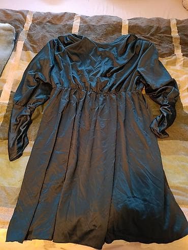 Elegantna haljina od satenskog materijala, u tamnozelenoj/teal na lalafo.rs Elegantna haljina od satenskog materijala, u tamnozelenoj/teal