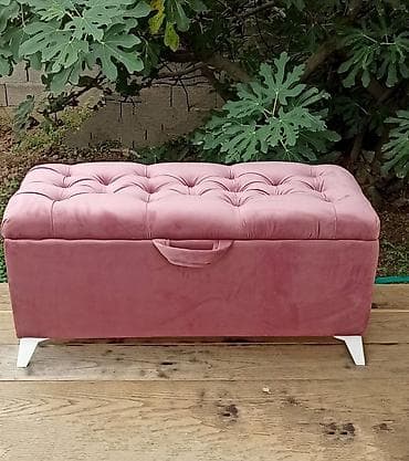 Tabure tapaciran plišanim materijalom u roze boji, sa ukrasnim na lalafo.rs — 1 Tabure tapaciran plišanim materijalom u roze boji, sa ukrasnim — 1