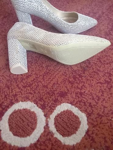 Nove 38sa kamenčićima,zlatnim,idealne,za proslave,mature,koktele na lalafo.rs Nove 38sa kamenčićima,zlatnim,idealne,za proslave,mature,koktele