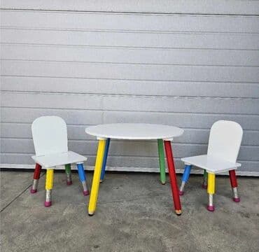 Dečiji set sto + 2 stolice – motiv drvenih bojica - Set se sastoji od na lalafo.rs Dečiji set sto + 2 stolice – motiv drvenih bojica - Set se sastoji od