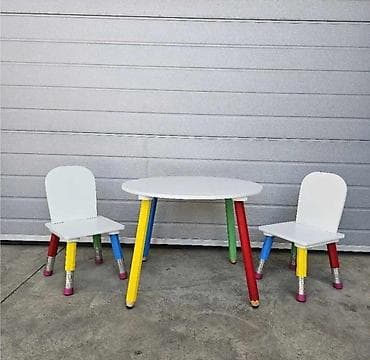 Dečiji set sto + 2 stolice – motiv drvenih bojica - Set se sastoji od na lalafo.rs — 1 Dečiji set sto + 2 stolice – motiv drvenih bojica - Set se sastoji od — 1