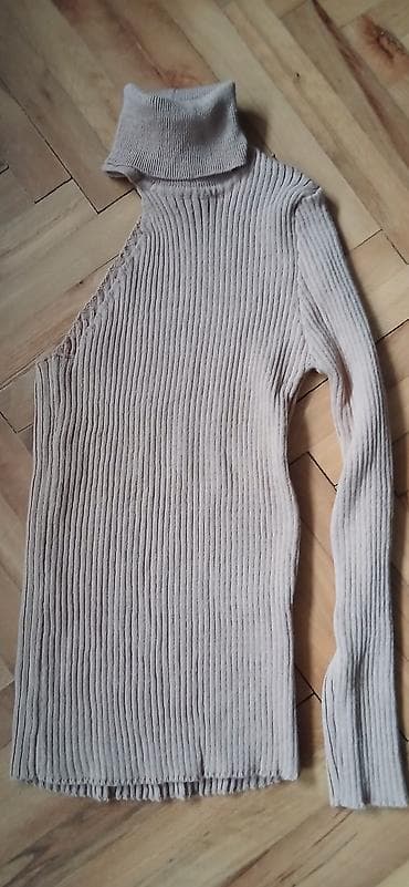 Rolan-kačket majica bez jednog rukava (asimetrični dizajn) - Model na lalafo.rs Rolan-kačket majica bez jednog rukava (asimetrični dizajn) - Model