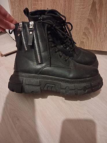 Crne ženske gležnjače sa platformom Broj 39 ali su manji kalup na lalafo.rs Crne ženske gležnjače sa platformom Broj 39 ali su manji kalup