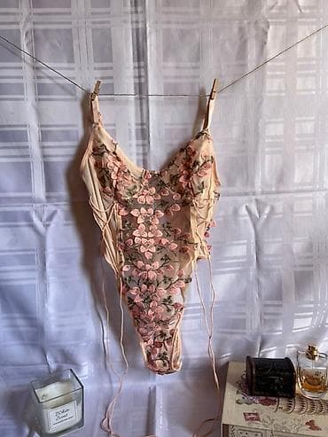 Ovaj ženski bodi, pastelne bež boje, ukrašen je bogatim cvetnim vezom na lalafo.rs — 1 Ovaj ženski bodi, pastelne bež boje, ukrašen je bogatim cvetnim vezom — 1