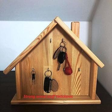 Držač ključeva u obliku stilizovane kućice, izrađen od svetlog drveta na lalafo.rs — 2 Držač ključeva u obliku stilizovane kućice, izrađen od svetlog drveta — 2