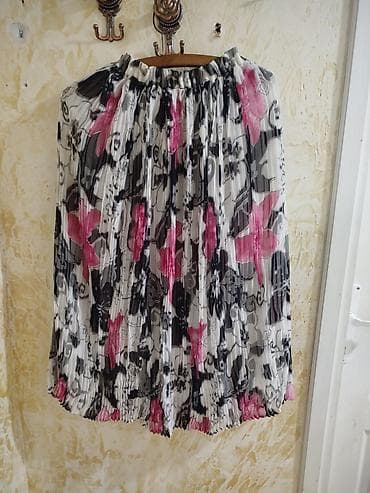 Personal Items: Dve ženske suknje – različiti stilovi. 1) Bela čipkana suknja: - at lalafo.rs — 2 Personal Items: Dve ženske suknje – različiti stilovi. 1) Bela čipkana suknja: - — 2