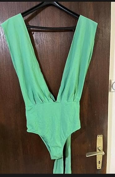 Zeleni ženski bodi sa dubokim V izrezom. Model bez rukava, sa širokim na lalafo.rs — 1 Zeleni ženski bodi sa dubokim V izrezom. Model bez rukava, sa širokim — 1