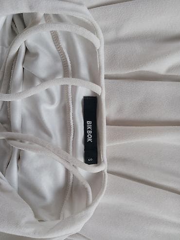 Belo mini haljina na bretele - Model: A-kroja sa lepršavom suknjom - na lalafo.rs — 7 Belo mini haljina na bretele - Model: A-kroja sa lepršavom suknjom - — 7