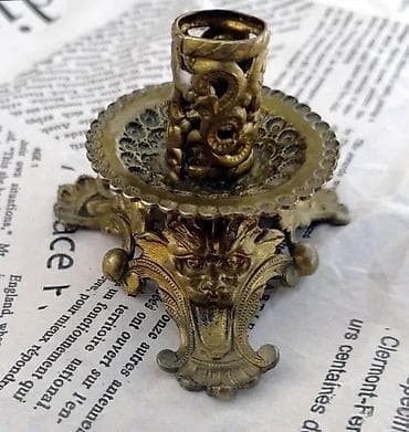 Antikvarni mesingani svećnjak sa grotesknim likovima. Tronogi na lalafo.rs — 9 Antikvarni mesingani svećnjak sa grotesknim likovima. Tronogi — 9