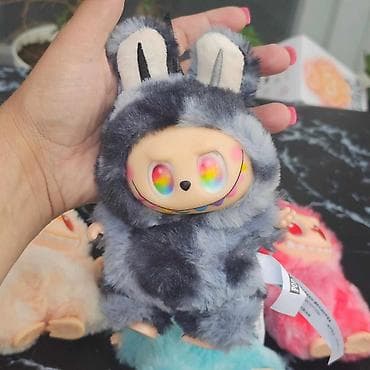 Set od tri plišane igračke The Monsters Labubu u obliku zeca, sa na lalafo.rs — 3 Set od tri plišane igračke The Monsters Labubu u obliku zeca, sa — 3