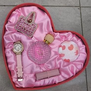 Poklon set u kutiji u obliku srca – roze boja Cena 2800 dinara Prelep na lalafo.rs Poklon set u kutiji u obliku srca – roze boja Cena 2800 dinara Prelep