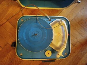 Antique devices: Retro,stari mali gramofon u koferu. Simpatican mali gramofon,vise kao at lalafo.rs — 13 Antique devices: Retro,stari mali gramofon u koferu. Simpatican mali gramofon,vise kao — 13