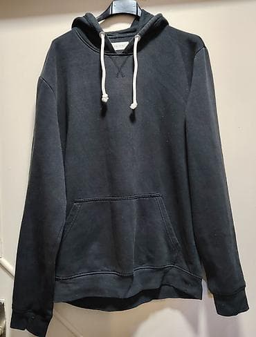 Crna dukserica s kapuljačom - Klasičan kroj sa kapuljačom i belim na lalafo.rs Crna dukserica s kapuljačom - Klasičan kroj sa kapuljačom i belim