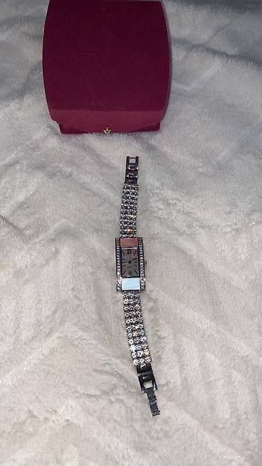 Elegantan zenski sat quartz roze sa cirkonima,
Idealan za svakodnevno na lalafo.rs — 2 Elegantan zenski sat quartz roze sa cirkonima,
Idealan za svakodnevno — 2