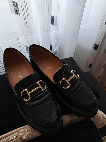 Crne mokasine sa ukrasnom metalnom kopčom zlatne boje. Imaju deblji na lalafo.rs — 1 Crne mokasine sa ukrasnom metalnom kopčom zlatne boje. Imaju deblji — 1