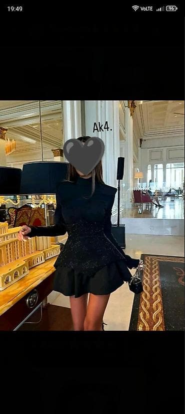 Elegantna crna mini haljina sa dugim rukavima i strukiranim at lalafo.rs — 3 Elegantna crna mini haljina sa dugim rukavima i strukiranim — 3