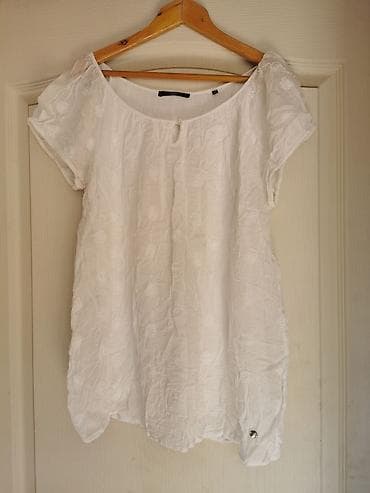 Bela ženska bluzica sa kratkim rukavima i okruglim izrezom. Materijal na lalafo.rs — 2 Bela ženska bluzica sa kratkim rukavima i okruglim izrezom. Materijal — 2