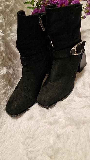 Crne kratke čizmice od velura imaju oštećenje sa strane na lalafo.rs — 1 Crne kratke čizmice od velura imaju oštećenje sa strane — 1