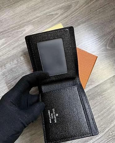 cista koza broj: Louis Vuitton muški novčanik, klasičnog preklopnog dizajna, u crnoj na lalafo.rs — 4 cista koza broj: Louis Vuitton muški novčanik, klasičnog preklopnog dizajna, u crnoj — 4