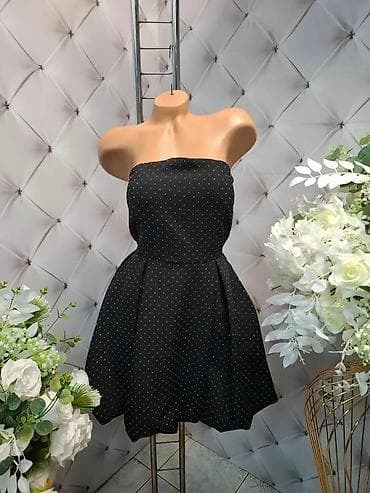 Kratka elegantna haljina bez bretela sa sitnim tufnama. Model je na lalafo.rs Kratka elegantna haljina bez bretela sa sitnim tufnama. Model je