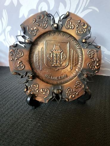 Bakarni stari tanjir za zid. bez ostecenja. Precnik. 14,5cm. Grad na lalafo.rs — 1 Bakarni stari tanjir za zid. bez ostecenja. Precnik. 14,5cm. Grad — 1