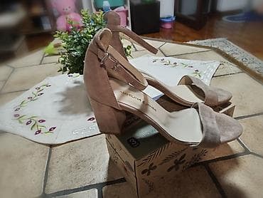 Скроз нове оригинал сандале, преврнута кожа. Висина штикле 7 цм na lalafo.rs — 9 Скроз нове оригинал сандале, преврнута кожа. Висина штикле 7 цм — 9