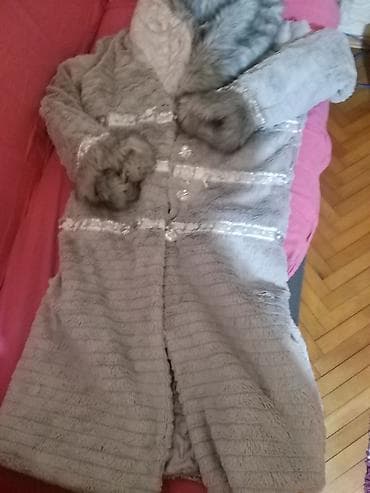 Ženska zimska bunda/kaput od veštačkog krzna u sivoj boji. Dužina do na lalafo.rs Ženska zimska bunda/kaput od veštačkog krzna u sivoj boji. Dužina do