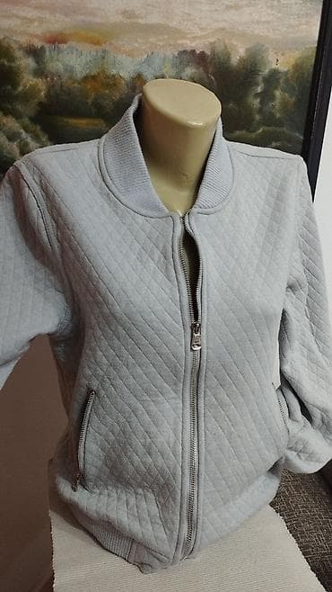Bomber jaknica,mekana i topla.
Pogledajte i ostale moje oglase na lalafo.rs — 6 Bomber jaknica,mekana i topla.
Pogledajte i ostale moje oglase — 6