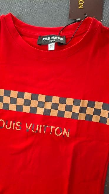 Crvena dečja majica kratkih rukava sa printom “LOUIS VUITTON” na na lalafo.rs — 1 Crvena dečja majica kratkih rukava sa printom “LOUIS VUITTON” na — 1