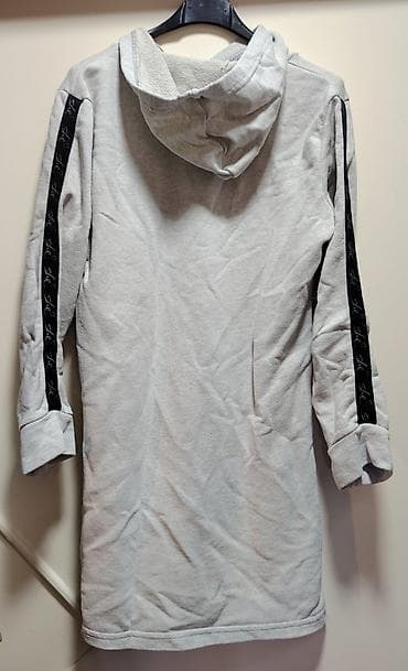 Dugačka dukserica/haljina sa kapuljačom, svetlosive boje. - Prednji na lalafo.rs — 2 Dugačka dukserica/haljina sa kapuljačom, svetlosive boje. - Prednji — 2