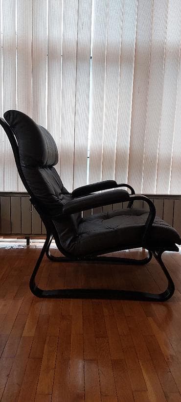 Na prodaju kožna fotelja i tabure. Polovno, sa vidljivim tragovima na lalafo.rs Na prodaju kožna fotelja i tabure. Polovno, sa vidljivim tragovima