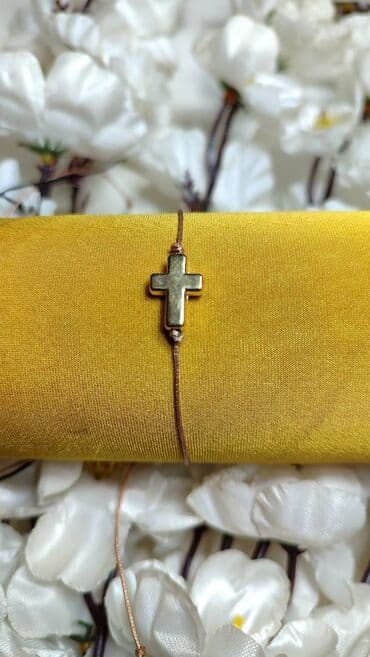 Minimalistička narukvica sa krstićem - Privjesak: mali krst u zlatnoj na lalafo.rs Minimalistička narukvica sa krstićem - Privjesak: mali krst u zlatnoj