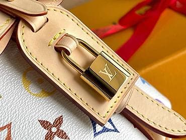 Torba sa prepoznatljivim šarenim monogram printom na beloj podlozi na lalafo.rs — 3 Torba sa prepoznatljivim šarenim monogram printom na beloj podlozi — 3