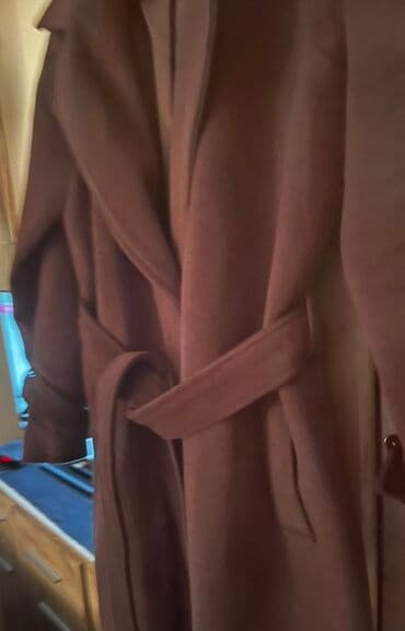 Ženski kaput do kolena u boji tamne čokolade. Klasičan kroj sa širokim na lalafo.rs Ženski kaput do kolena u boji tamne čokolade. Klasičan kroj sa širokim