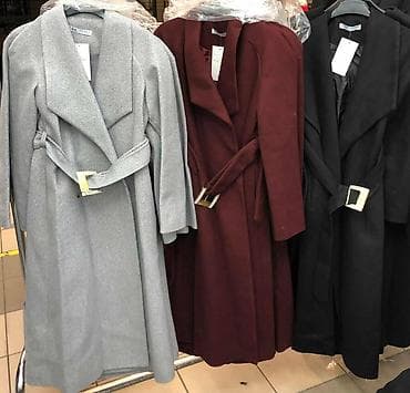 Ženski elegantni kaput sa kaišem i velikom zlatnom kopčom. Model je na lalafo.rs — 1 Ženski elegantni kaput sa kaišem i velikom zlatnom kopčom. Model je — 1