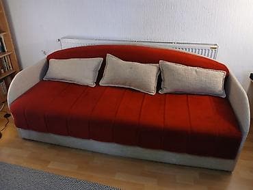 Kauč u kombinaciji crvene i bež boje, sa zaobljenim naslonom. Ovaj na lalafo.rs — 2 Kauč u kombinaciji crvene i bež boje, sa zaobljenim naslonom. Ovaj — 2