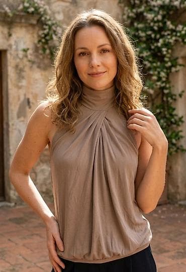 Ženska bezrukavna bluza sa visokim rol-kragnom, u bež/taupe nijansi na lalafo.rs Ženska bezrukavna bluza sa visokim rol-kragnom, u bež/taupe nijansi