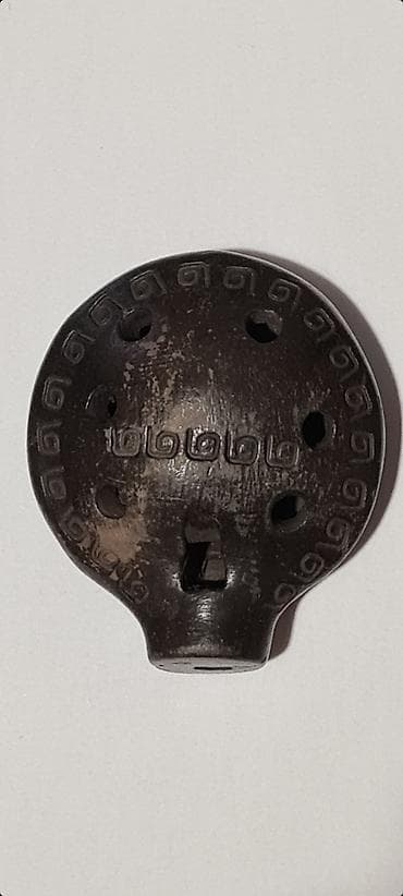 Okarina je stari duvački instrument. Sa gornje strane ima sedam rupa at lalafo.rs — 2 Okarina je stari duvački instrument. Sa gornje strane ima sedam rupa — 2