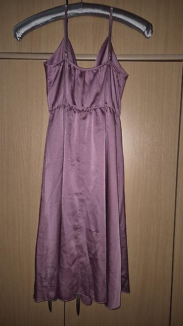 Svilenkasta midi haljina u boji prljavo‑lila - Kroj: A‑linija, lagano na lalafo.rs — 2 Svilenkasta midi haljina u boji prljavo‑lila - Kroj: A‑linija, lagano — 2