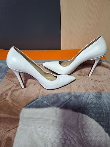 Elegantne ženske salonke na štiklu - Boja: bela, sa crvenim đonom - at lalafo.rs — 1 Elegantne ženske salonke na štiklu - Boja: bela, sa crvenim đonom - — 1