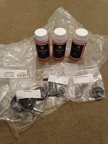 Komplet delova za servisiranje viljuske RockShox Prodajem komplet na lalafo.rs Komplet delova za servisiranje viljuske RockShox Prodajem komplet