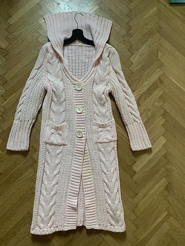 Dugi pleteni kardigan sa kapuljačom – puder roze boja (malo jača boja na lalafo.rs — 1 Dugi pleteni kardigan sa kapuljačom – puder roze boja (malo jača boja — 1