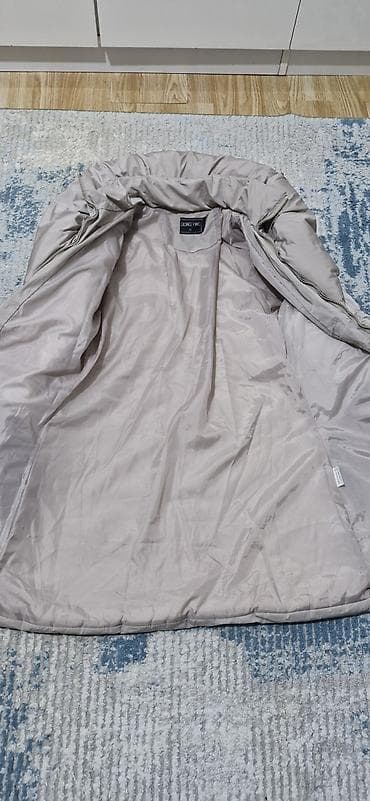 kom sa etiketom: Ženska zimska jakna – puffer stil, svetlosiva/pepeljasto siva. - at lalafo.rs — 4 kom sa etiketom: Ženska zimska jakna – puffer stil, svetlosiva/pepeljasto siva. - — 4