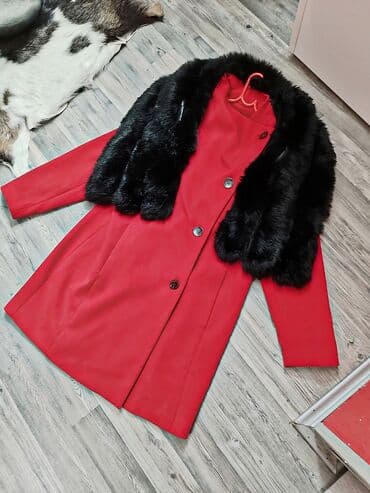 Ženski crveni kaput sa crnim krznenim ovratnikom/šalom. - Model na lalafo.rs Ženski crveni kaput sa crnim krznenim ovratnikom/šalom. - Model
