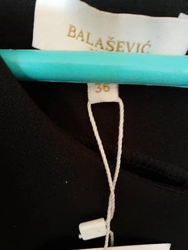Balašević haljina sa etiketom. 36 broj ali je 34 realno. Pozadi na lalafo.rs Balašević haljina sa etiketom. 36 broj ali je 34 realno. Pozadi