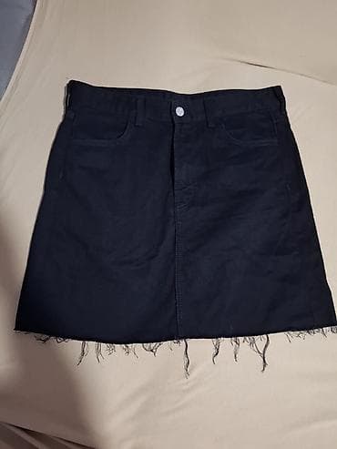 Crna teksas mini suknja sa resama na donjoj ivici. Klasičan kroj sa 5 na lalafo.rs Crna teksas mini suknja sa resama na donjoj ivici. Klasičan kroj sa 5