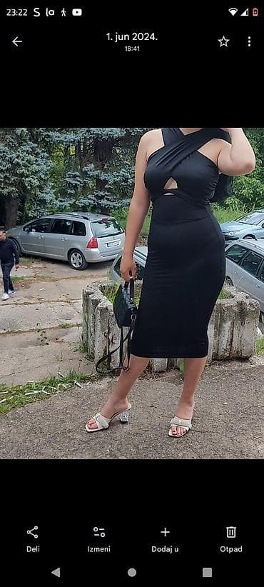 Elegantna crna midi haljina sa efektnim preklopom preko grudi i malim na lalafo.rs Elegantna crna midi haljina sa efektnim preklopom preko grudi i malim