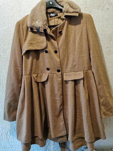 Ženski kaput bež boje sa dvorednim kopčanjem i krznenom kragnom na lalafo.rs — 1 Ženski kaput bež boje sa dvorednim kopčanjem i krznenom kragnom — 1